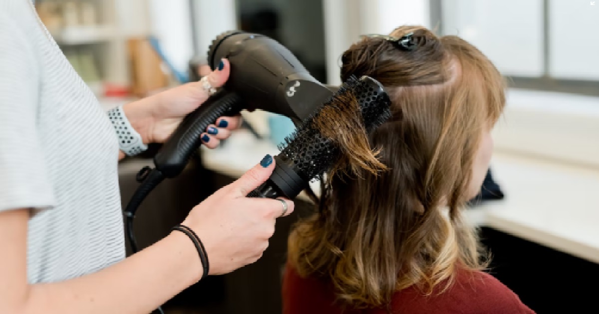 HAIRDRESSER THOUGHT CUSTOMER’S GRAND-DAUGHTER WAS HER MAID BECAUSE SHE’S DARK