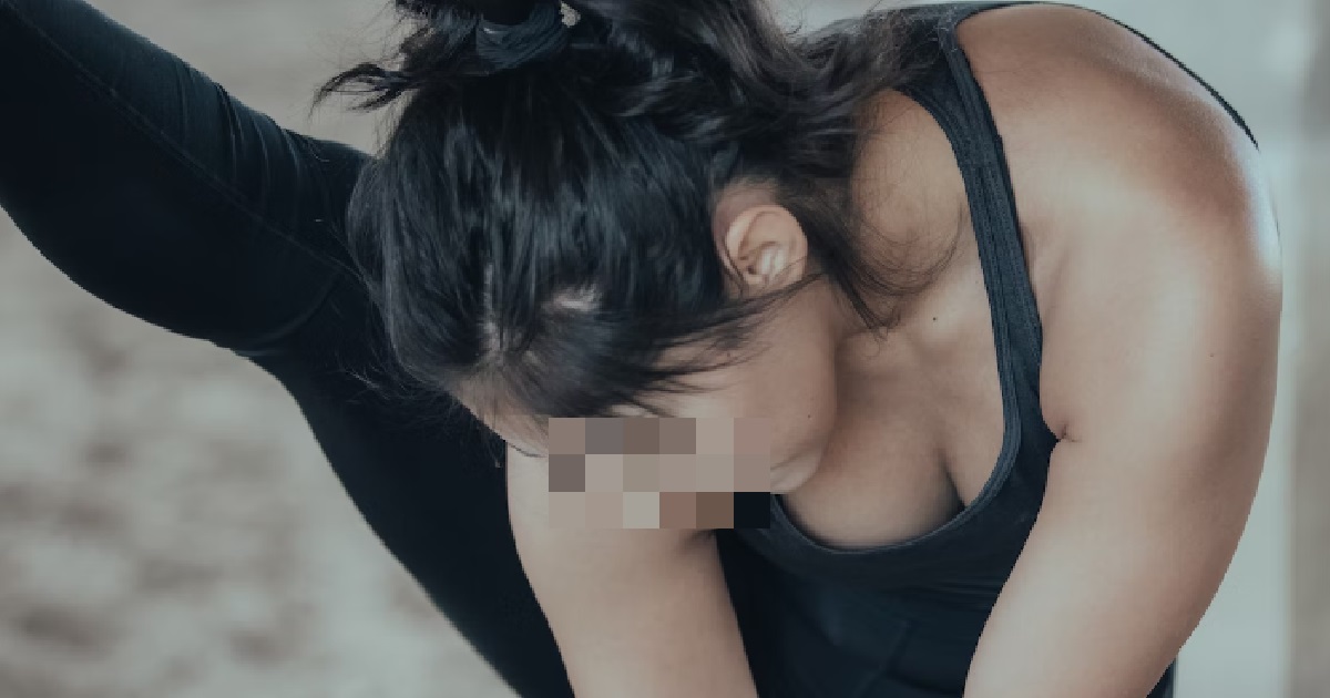 GUY ACCIDENTALLY PEW PEW IN HIS PANTS WHILE DOING STRETCHING WITH GF IN HER TIGHTS