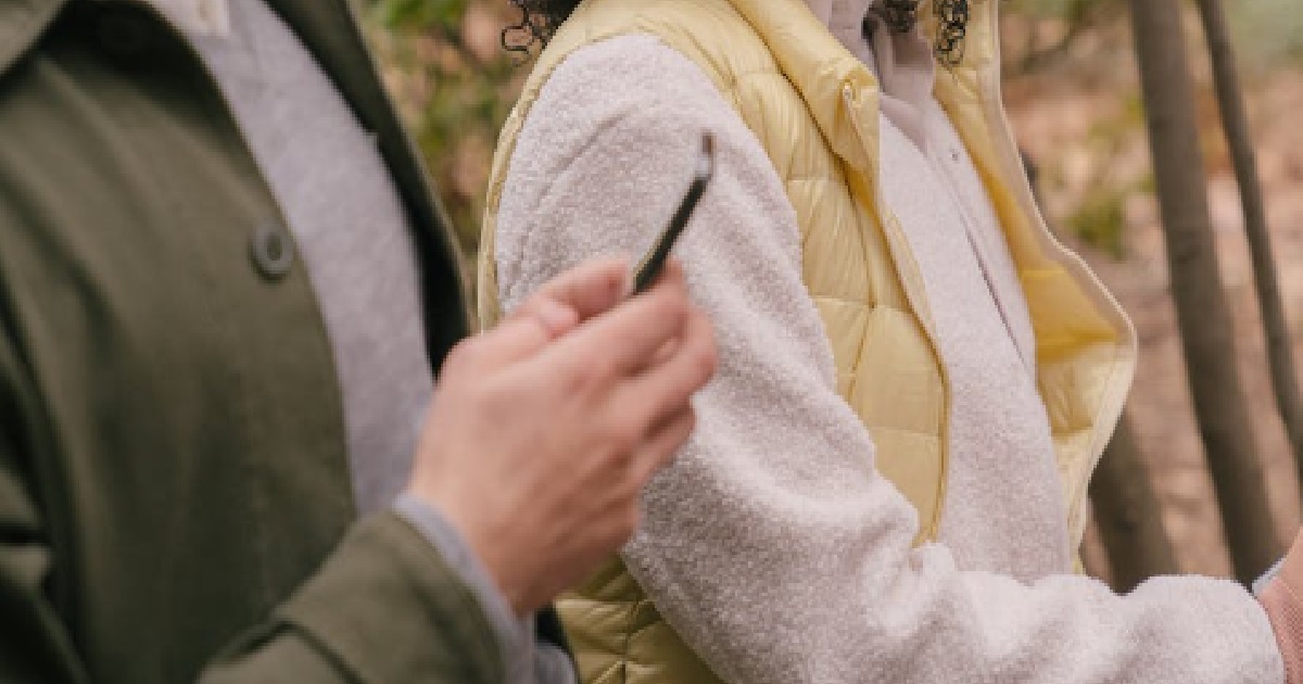 BF ALWAYS USING PHONE WHEN HE’S WITH GF BUT WHEN HE’S WITH FRIENDS, DOESN’T USE IT
