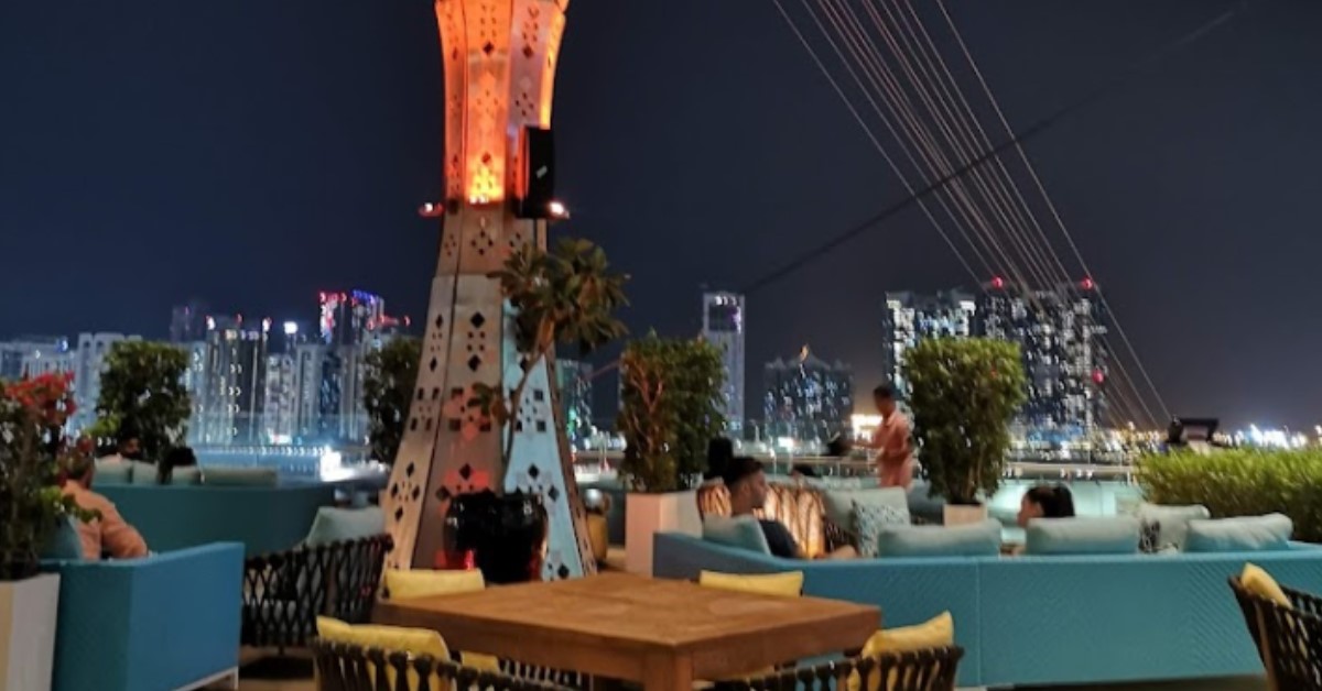 MAN WENT UAE, SAYS MANY WORKING HOSTESS THERE ARE SPOREAN GIRLS