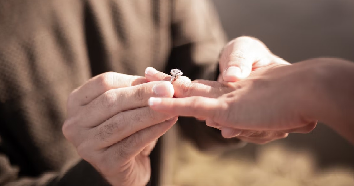 GUY HAS BEEN PROPOSING TO HIS GF FOR THE LAST 6 MONTHS, PROPOSED 180 TIMES ALREADY