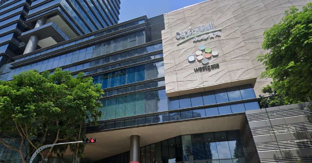 MAN PURPOSELY STAND BESIDE OTHER GUY & PCC AT URINAL WHILE STARING AT HIM @ WESTGATE TOILET