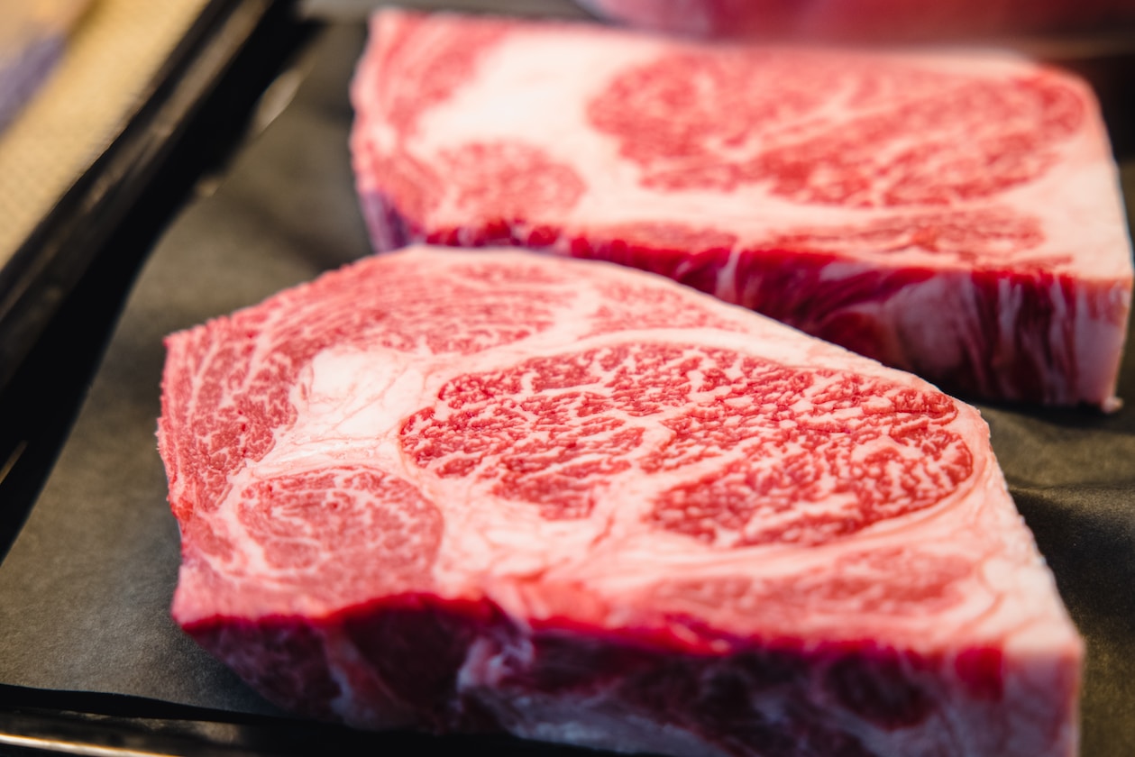 man-making-3k-a-month-is-forced-to-buy-a5-wagyu-beef-for-gf-every-month