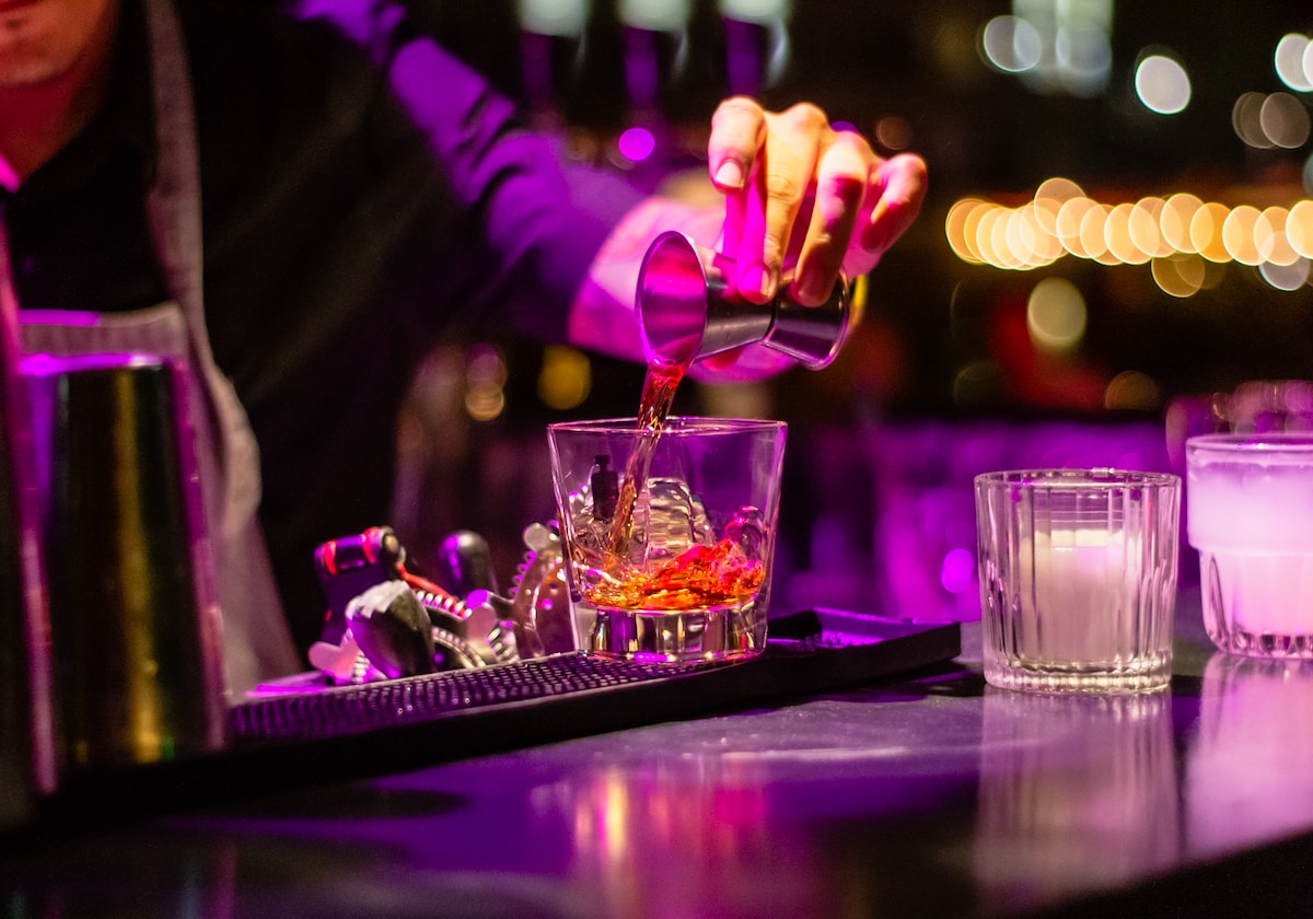 MANY ANG MOH ACT LIKE THEY’RE GOOD DRINKERS, DRINK WITH SPOREAN THEY CANNOT KEEP UP