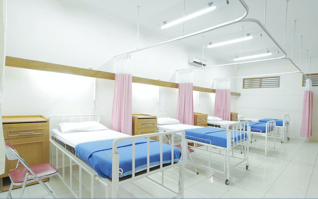MAN SAYS HOSPITAL FOOD IS WORSE THAN PRISON FOOD AND HIS PAYING THOUSANDS