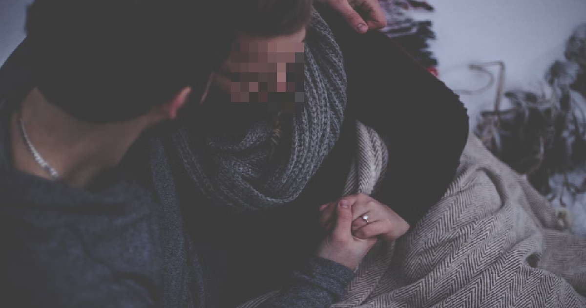GIRL MAKING OUT WITH GUY SHE MET ON DATING APP, KISS HALFWAY KENA CHOKED & SLAPPED