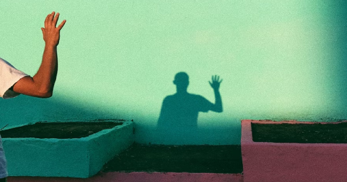 FT ASKS WHY S’POREANS DON’T GREET EACH OTHER, SAYS HE SMILED AT SOMEONE & THEY STARE AT HIM