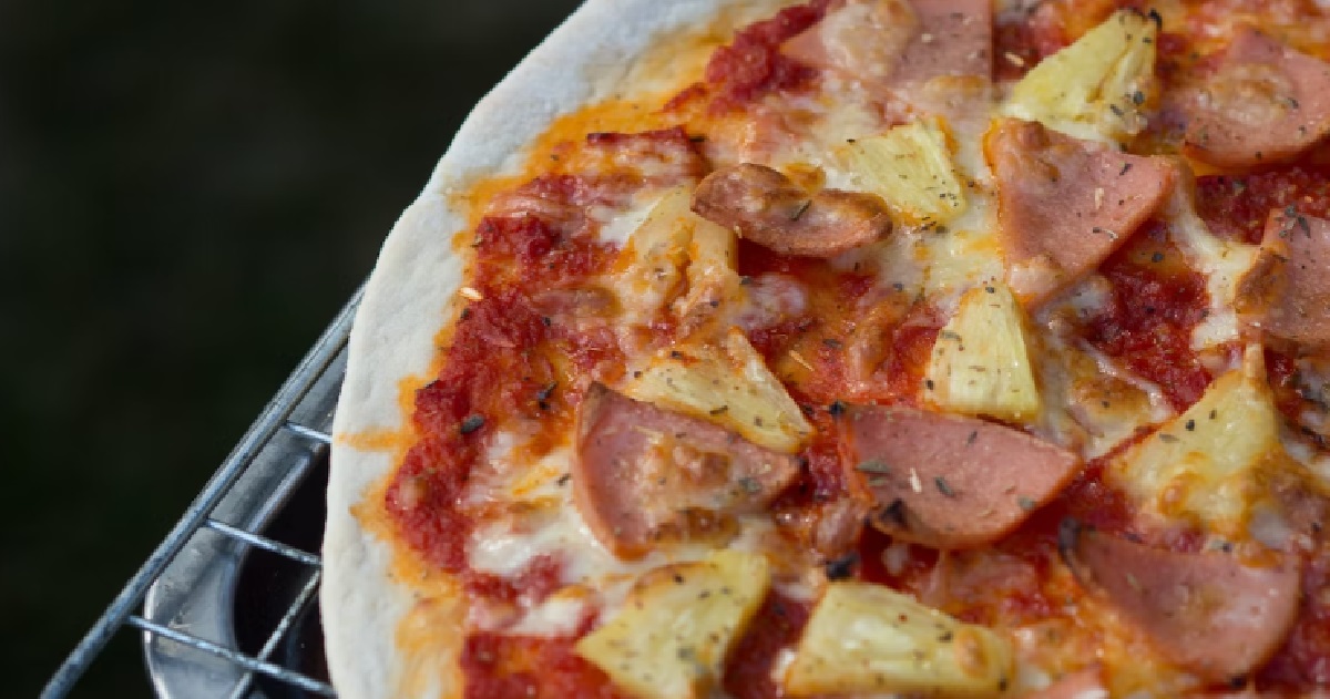 GUY ORDERED PIZZA FOR HIMSELF, SCOLDED FOR NOT SHARING & TOLD “BY DEFAULT MUST SHARE”