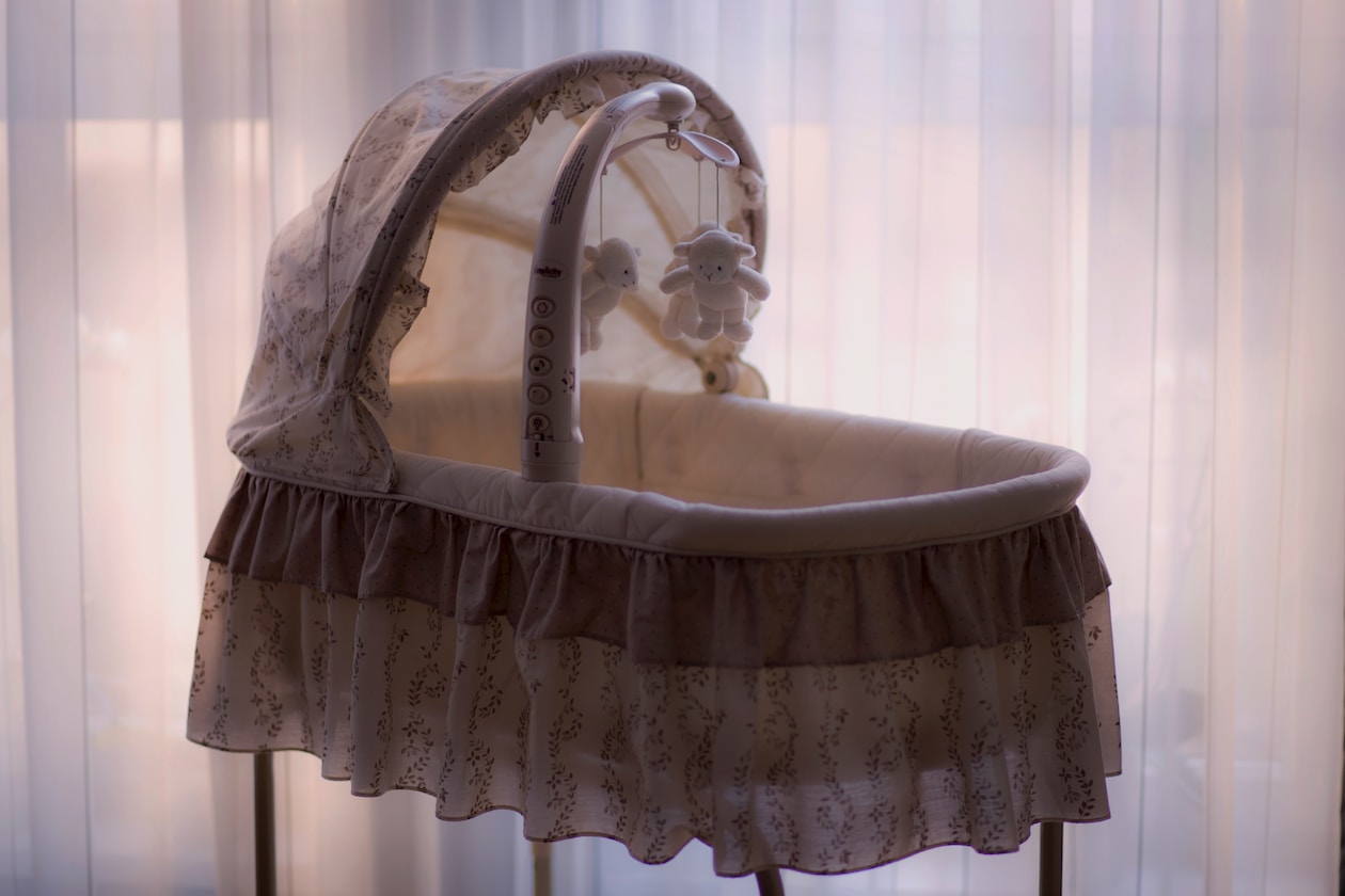 WIFE REGRET HAVING BABY AS HUSBAND DID NOT HELP HER TAKE CARE CHILD AT ALL