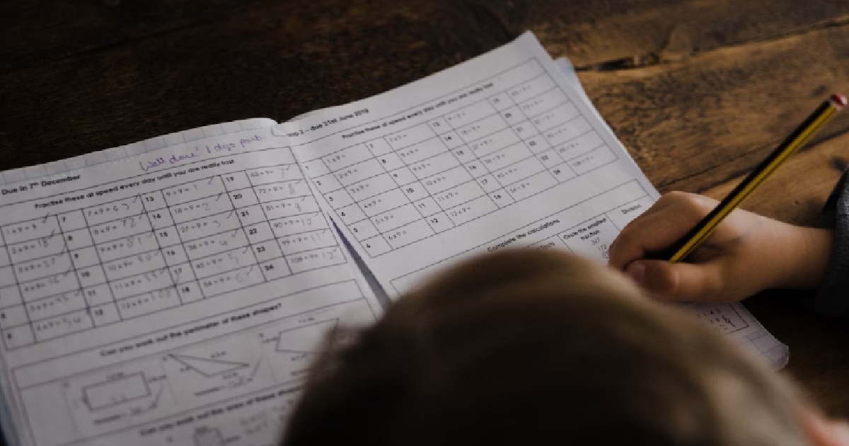 PRC MAN IN S’PORE LIBRARY SEEN PUNCHING DAUGHTER FOR NOT KNOWING HOW TO DO HOMEWORK