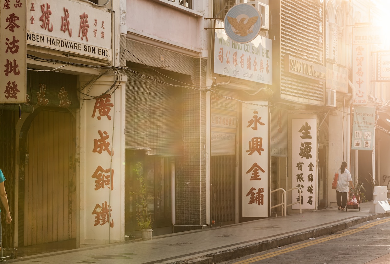 SG MAN FALLS IN LOVE WITH GIRL IN PENANG, FLIES THERE AS & WHEN HE CAN