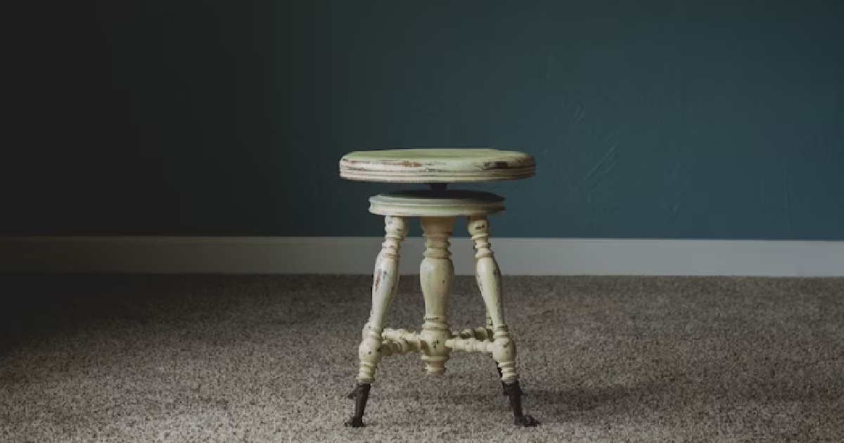 GF USED BF’S FACE AS CHAIR & HIS HAIR AS HANDLE, SCARED SHE HURT HIM BUT BF SAYS IT’S FUN