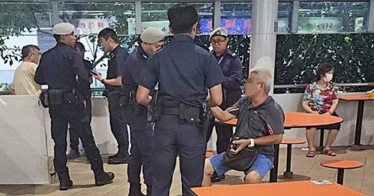 UNCLE NOT HAPPY HIS CURRY CHICKEN TOO SMALL, SLAMS HAWKER HEAD AGAINST THE WALL
