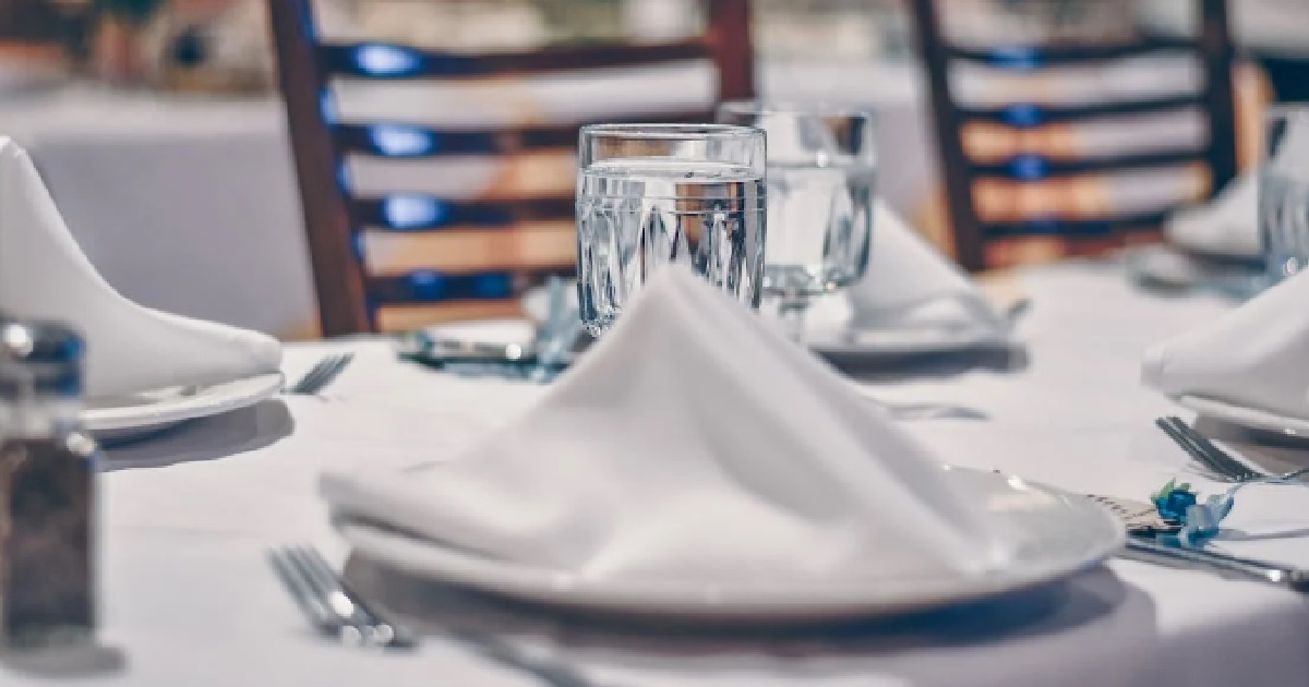 GUY MADE TO PAY $700 DINNER BILL FOR GF & HER FRIENDS, WHO JUST LEECHED HIM FOR FREE FOOD