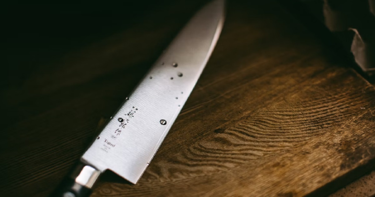 S’PORE WOMAN STABBED 11 Y.O SON FOR ENTERING HER ROOM TO USE HER PHONE, JAILED