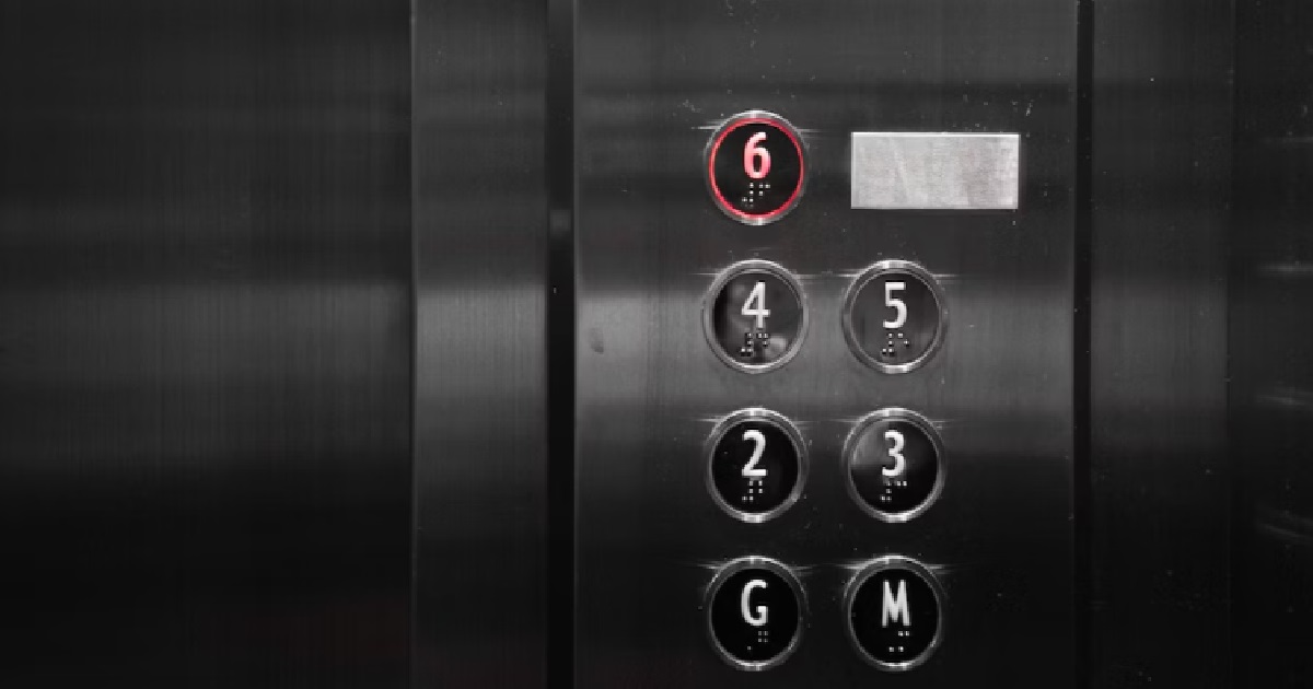 CRAZY DRUNK MAN SCOLDS NEIGHBOUR & PRESSES LIFT BUTTON TO STOP HIM GOING DOWN