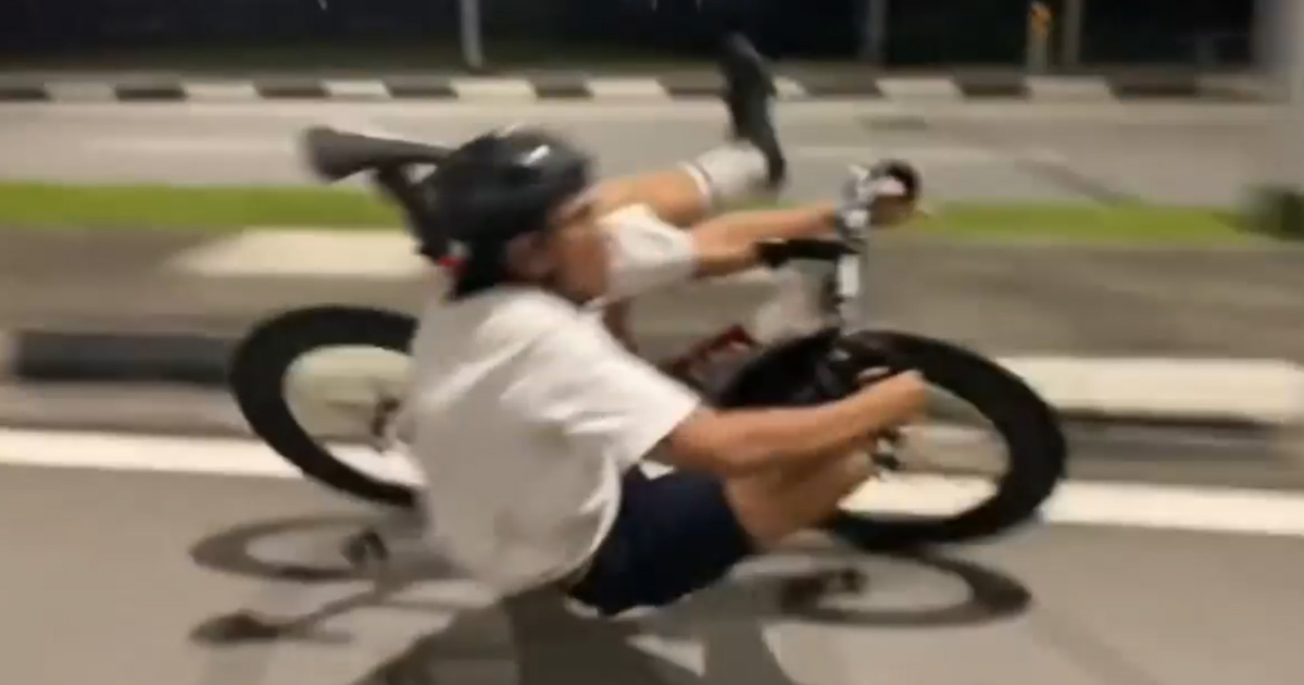 MAN RIDES BICYCLE ON ROAD TRIES TO DO STUNTS THEN FALLS, LUCKY NO CAR RUN OVER