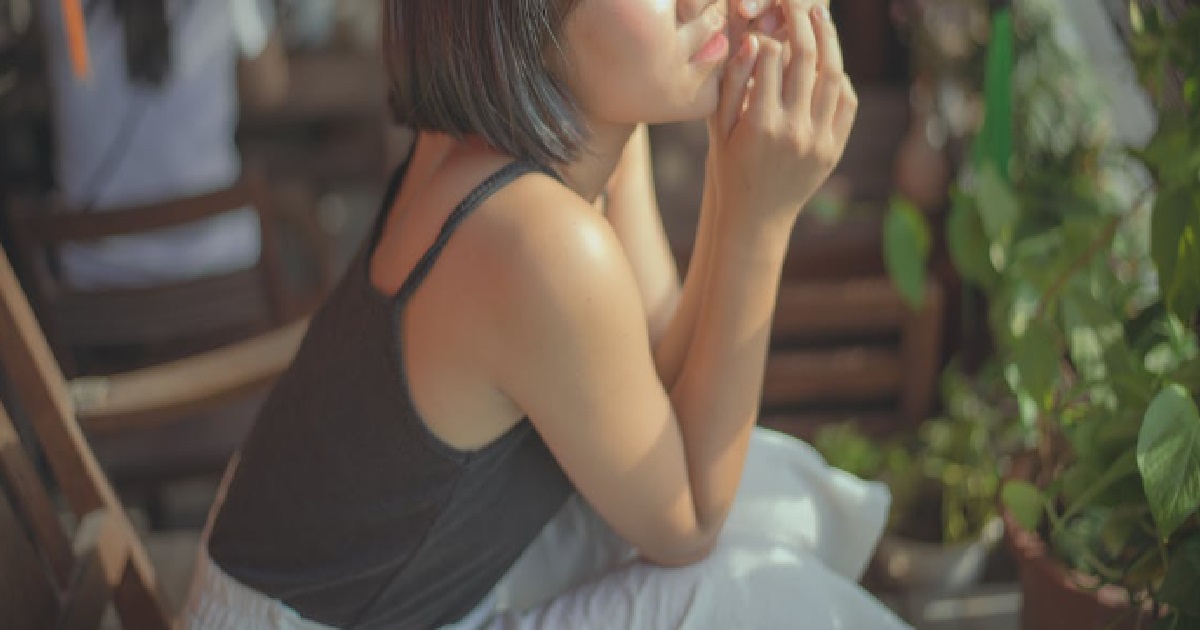 GUY’S FEMALE FRIEND PLAY PLAY SIT ON HIS LAP, HIS KKJ SUDDENLY STAND & HE PAISEH