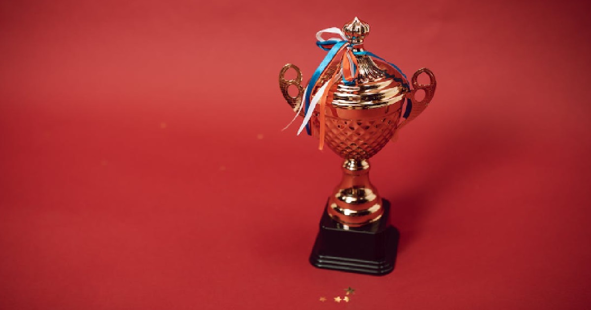 EMPLOYEE CHIONG 25 YEARS FOR COMPANY BUT NO BONUS OR ANYTHING, ONLY GOT A TROPHY