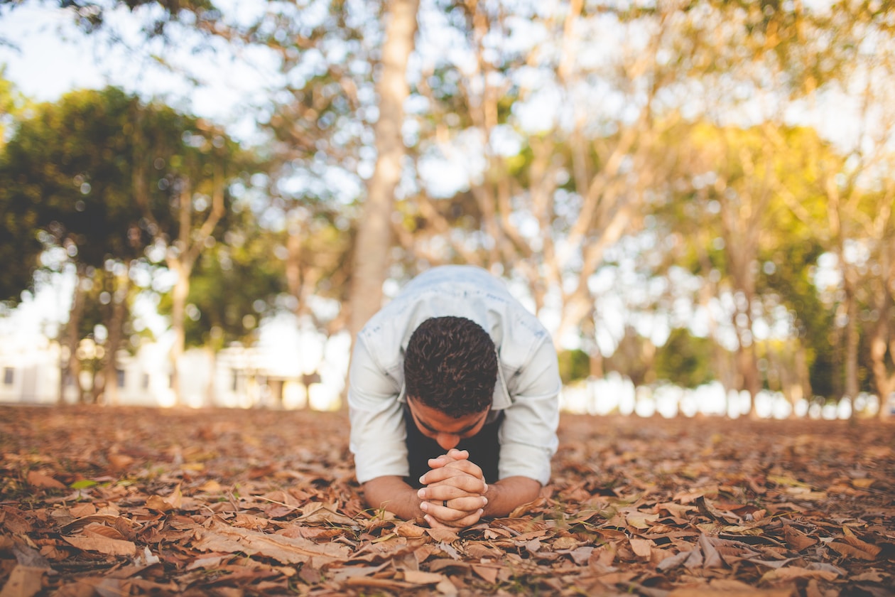 GF TOLD BF TO APOLOGIZE BY KNEELING, BF SAYS: “IF YOUR A GUY, I SLAP YOU ALREADY”