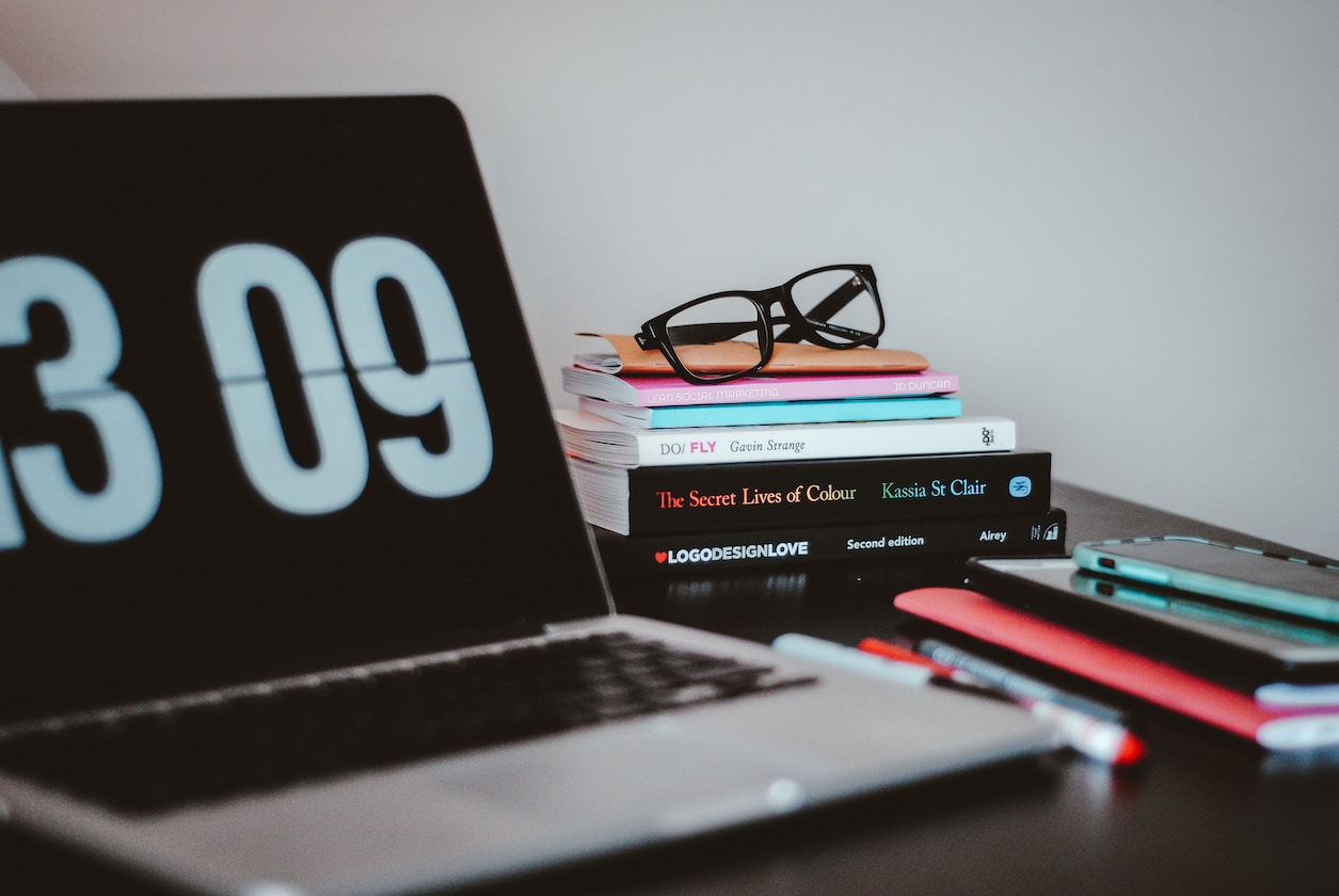 MAN’S DAILY ROUTINE FREELANCING AT HOME WITH 6 FIGURE INCOME