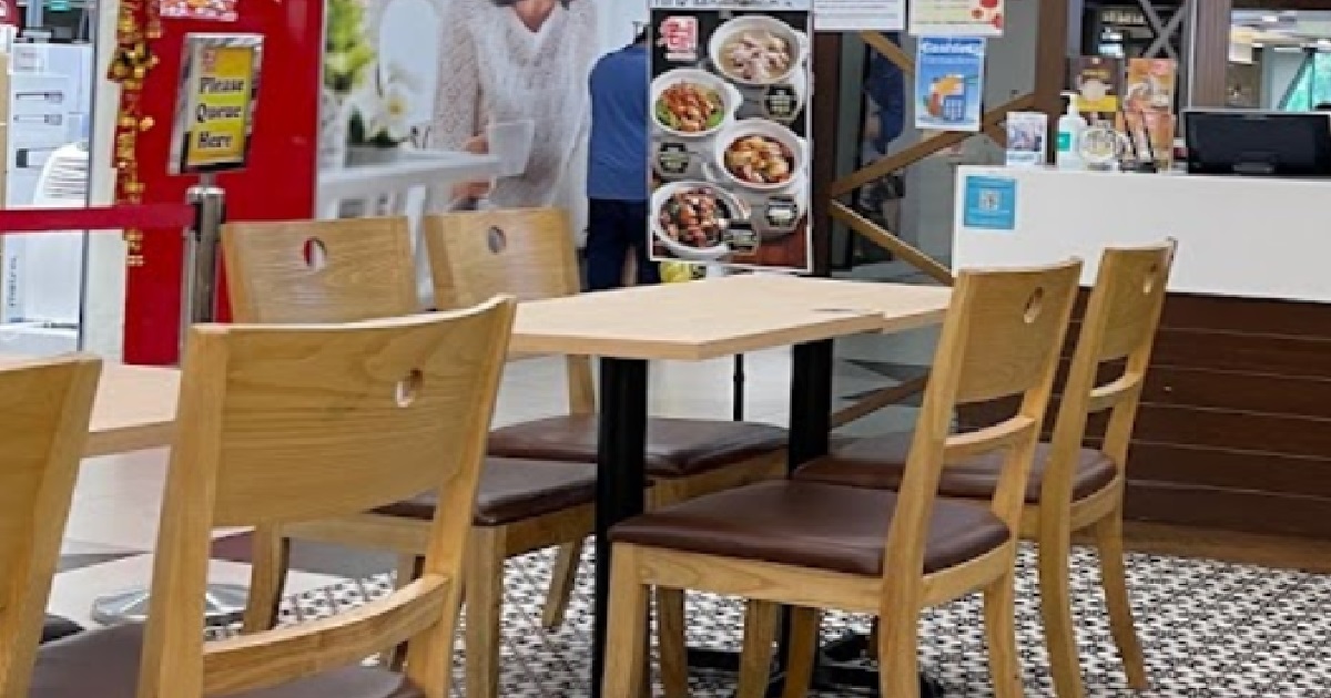 GUY EATING ALONE AT TABLE FOR 4 WHILE GROUPS OF CUSTOMERS WAITED FOR SEATS, FEELS PAISEH