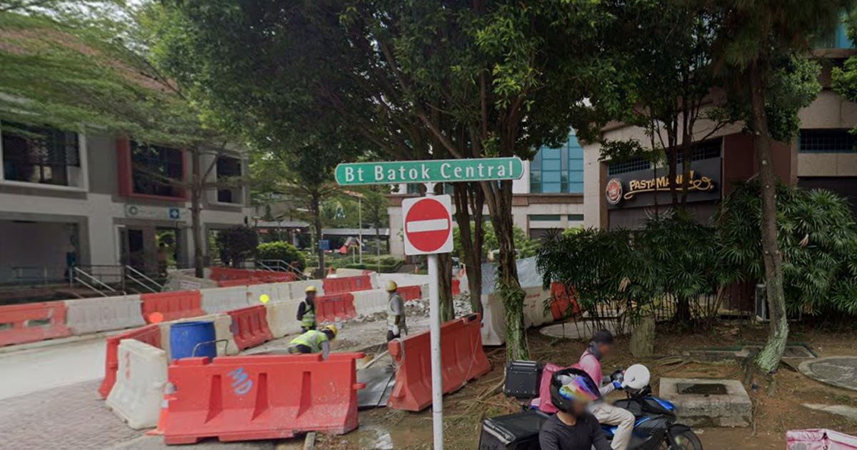 22 Y.O MAN IN BUKIT BATOK USE KNIFE TO ROB VICTIM FOR A MERE HANDPHONE