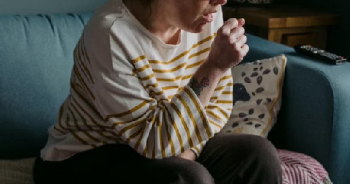 WOMAN CHOKING AT DINNER, POINTS TO HER THROAT BUT FAMILY ASKS: “CAN YOU TELL US WHAT’S WRONG”