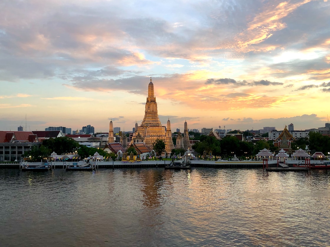 MAN FOUND OUT HIS FEMALE COLLEAGUE GOING SECRET TRIP WITH BOSS TO BKK
