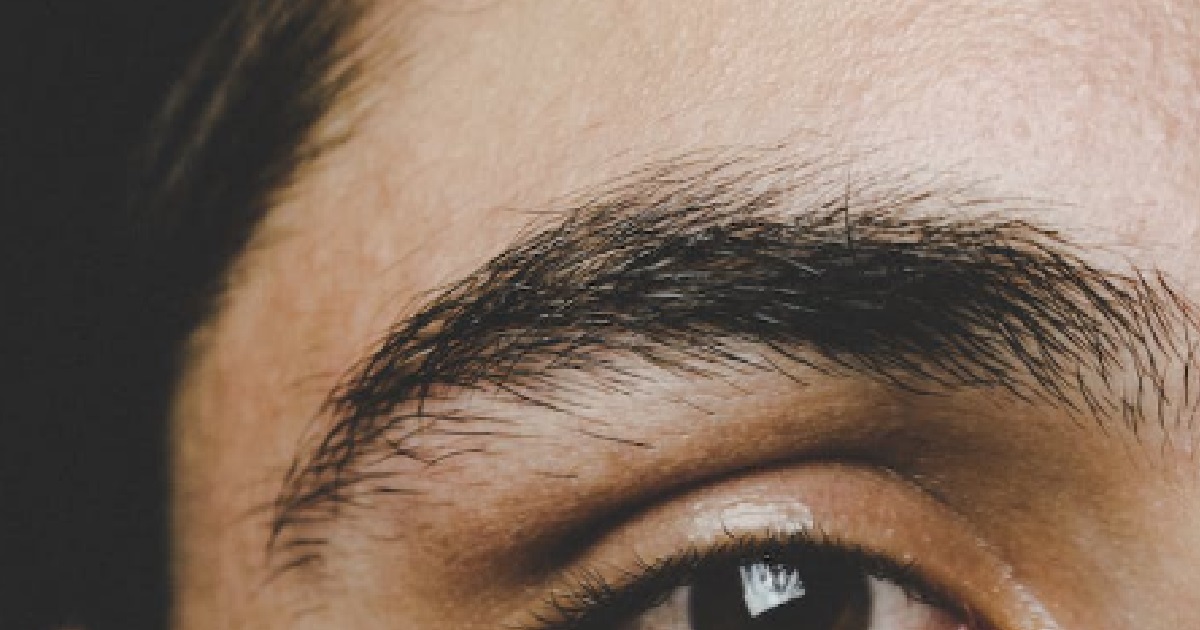 GUY’S CRAZY GF KEEPS LICKING & EATING HIS EYEBROW HAIR UNTIL HE’S LEFT WITH 1 EYEBROW