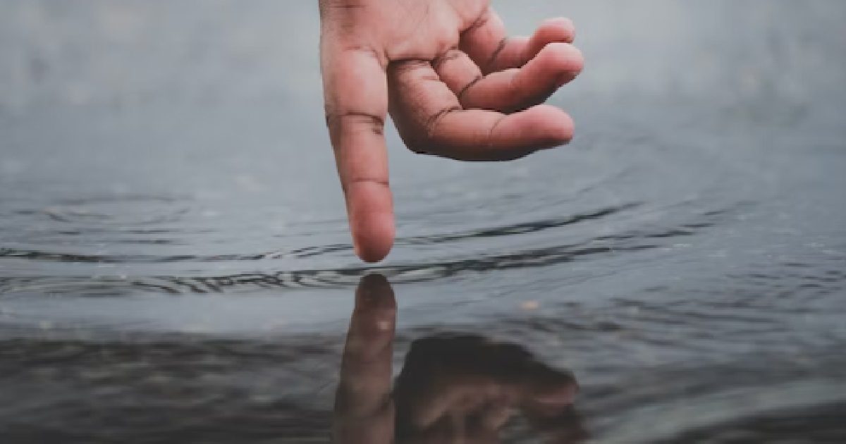 GUY “USE FINGER” ON GF WHEN THEY “HAVING FUN”, END UP WITH BLOOD ON HIS HANDS