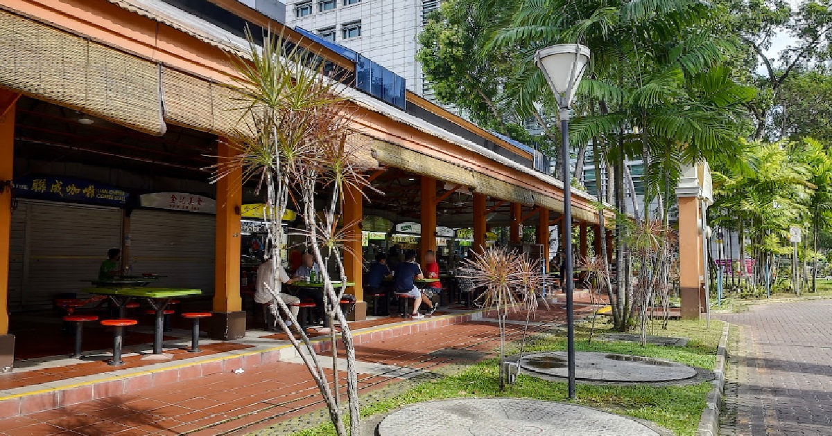 GIRL BUYING FOOD WITH DAD, GOT SCOLDED BY RACIST UNCLE AT MAXWELL FOOD CENTRE,