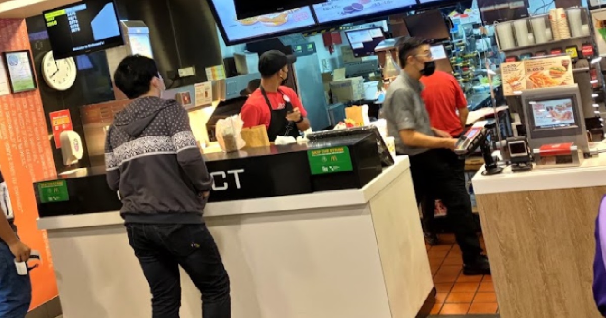 55 Y.O MAN JOBLESS FOR MONTHS, FINALLY FINDS A JOB BUT IT’S FAST FOOD, NO CHOICE