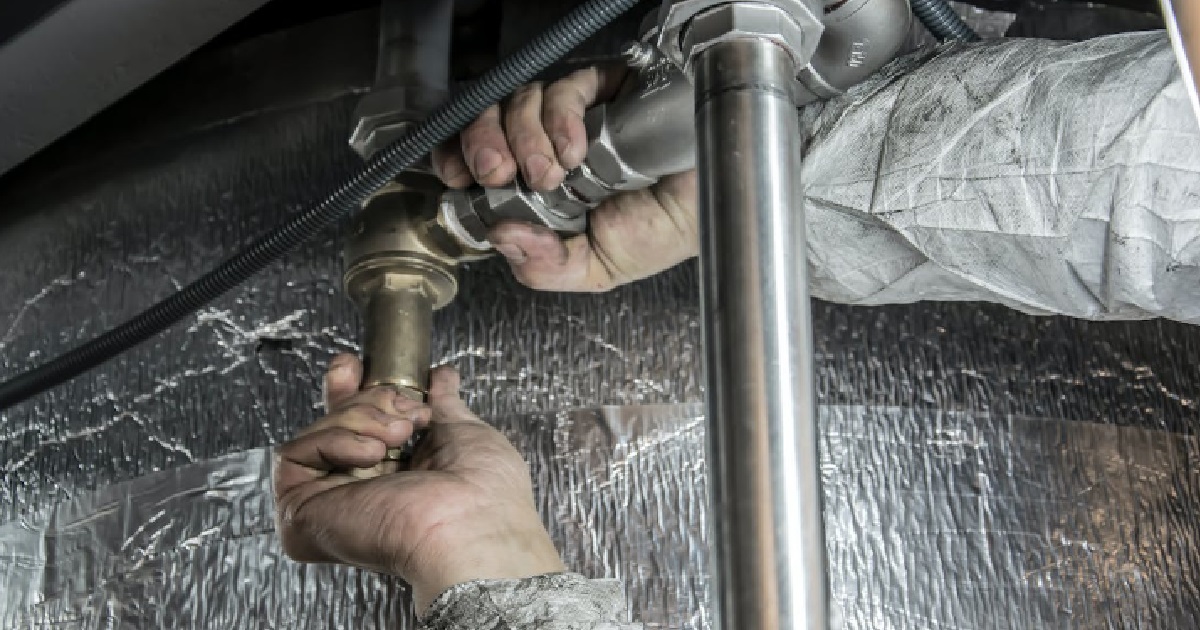 WOMAN’S MUM HIRED CHAPALANG LOUSY PLUMBER, ANYHOW FIX TAP THEN WANT ACT GANGSTER