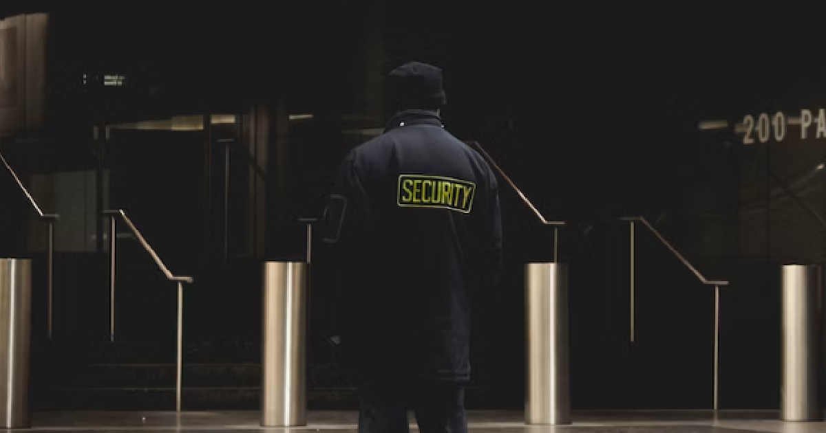 SECURITY GUARD PAID TO DO NOTHING, 8-HR SHIFT ONLY WORK 30 MINS, REST OF TIME PLAY GAMES
