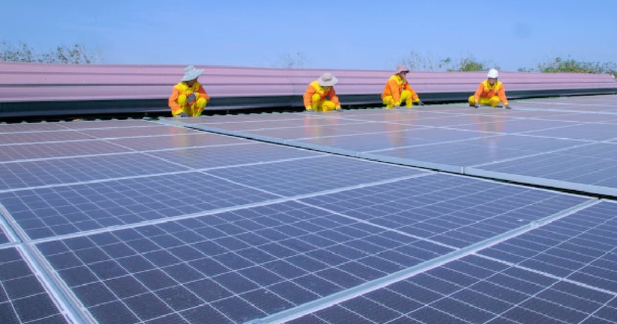 WORKER KILLED AFTER BEING ELECTROCUTED WHILE INSTALLING SOLAR PANEL @ S’PORE BUILDING