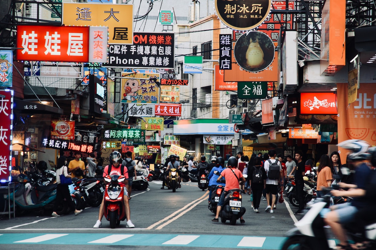 MAN TRAVELS TO TAIWAN MONTHLY TO SEE HIS GF, ALMOST LOSING HIS JOB