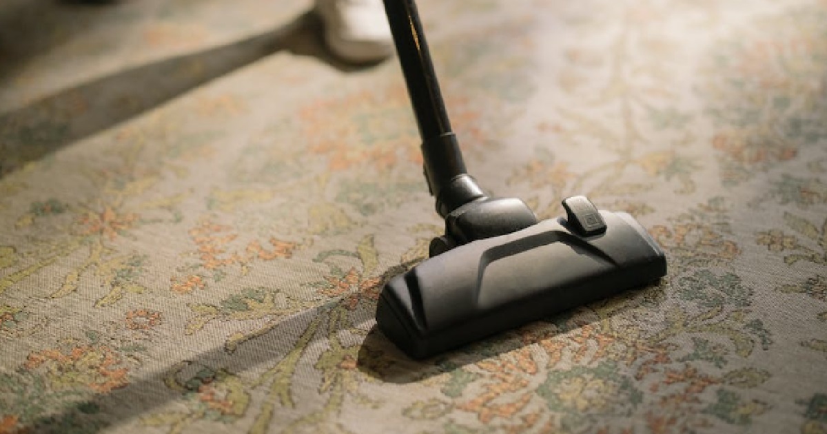 DESPERATE & LONELY GUY NO GF TO PIAK, PUTS HIS KKJ INSIDE VACUUM CLEANER