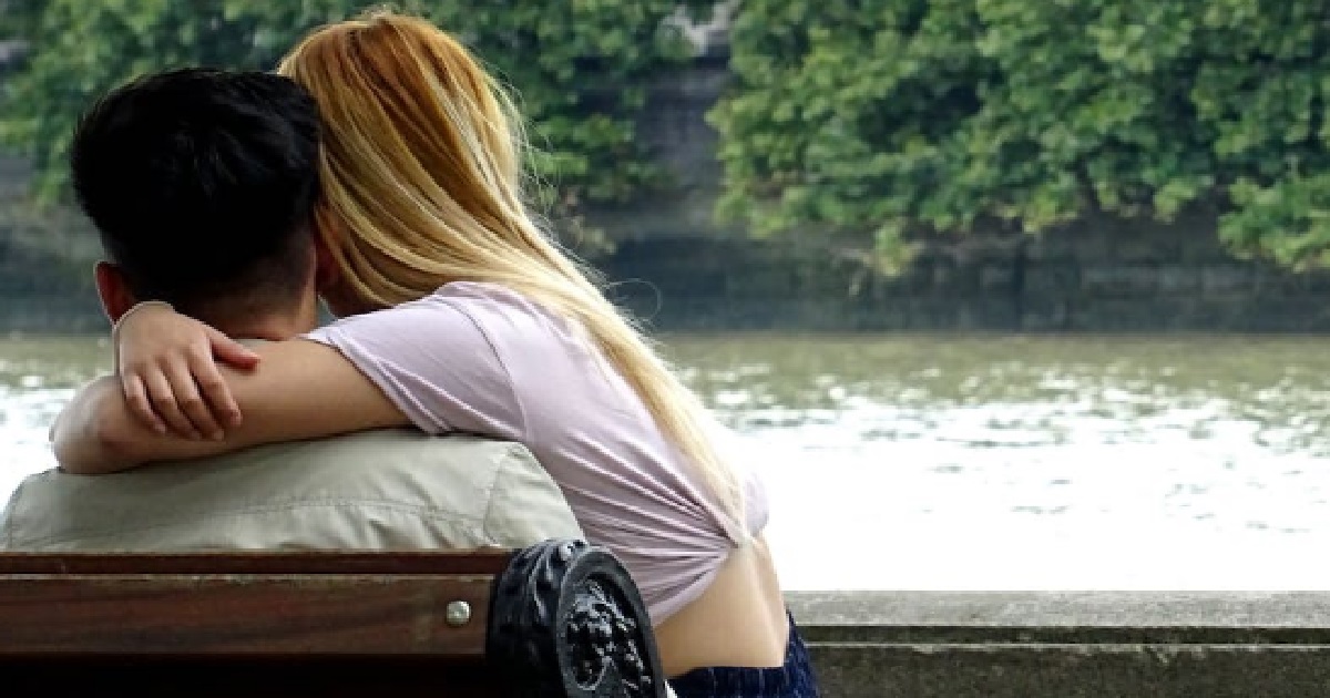 MAN GAVE GF $2.5K REWARD FOR MOVING IN WITH HIM, SAYS HE WANTS HER TO FEEL “SAFE”