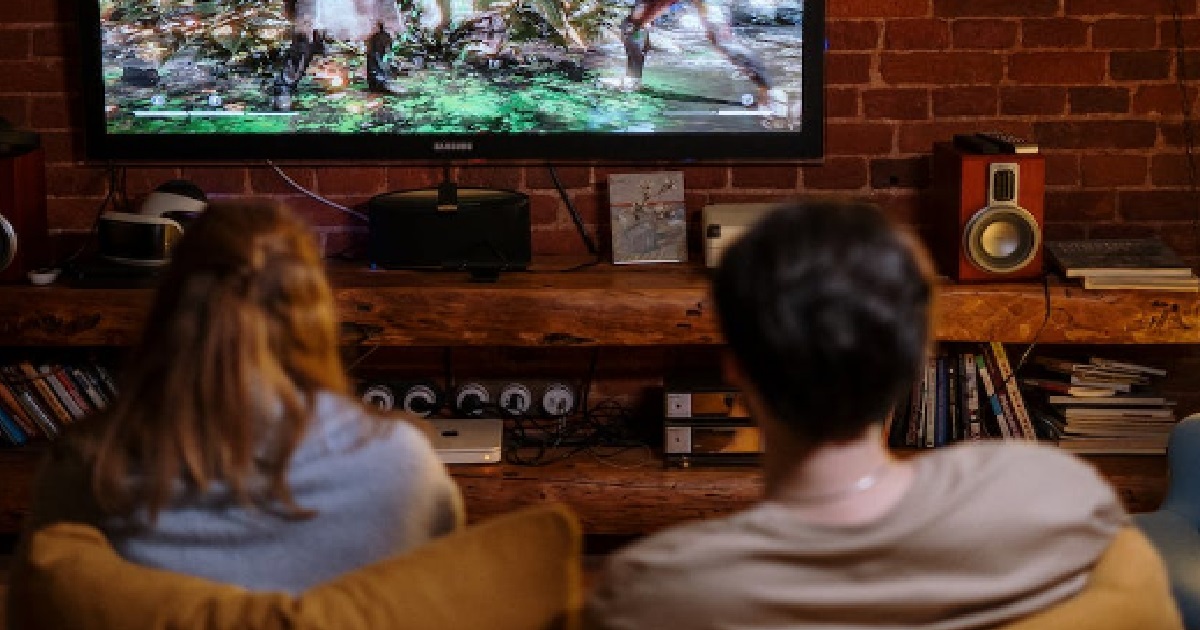 MARRIED COUPLE FINALLY GOT FREEDOM AFTER 24 YEARS, HOME ALONE DON’T KNOW DO WHAT