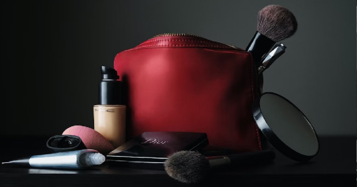 GUY SMASHED GF’S EXPENSIVE MAKEUP ON FLOOR TO PROVE THAT SHE’S “BEAUTIFUL WITHOUT IT”