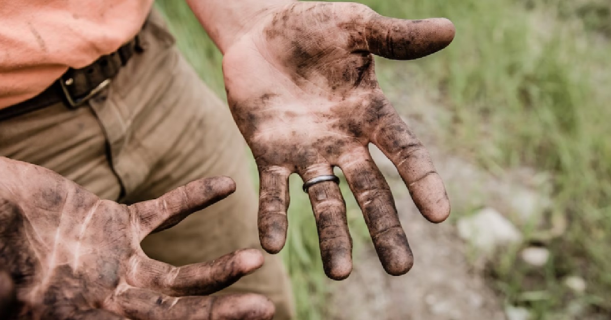 WOMAN DATING A “GOOD LOOKING” MAN BUT HE SHOWERS ONCE A WEEK & DOESN’T BRUSH TEETH