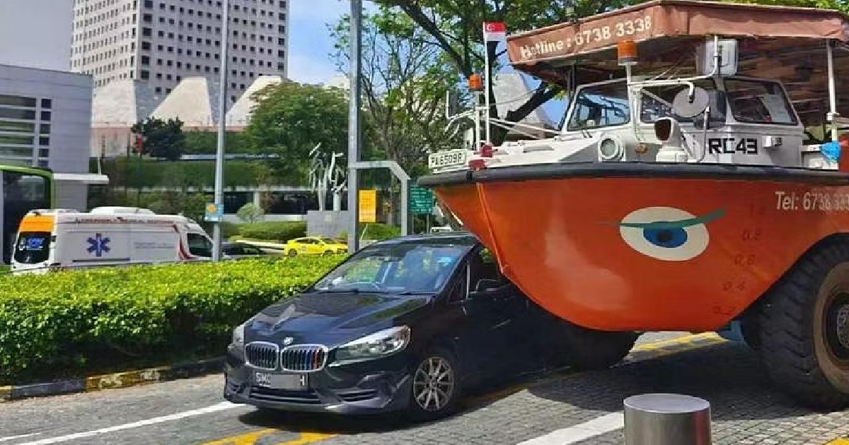DUCK TOUR BOAT HITS CAR NEAR ESPLANADE, TOURISTS SHOUTING AT STAFF FOR REFUNDS