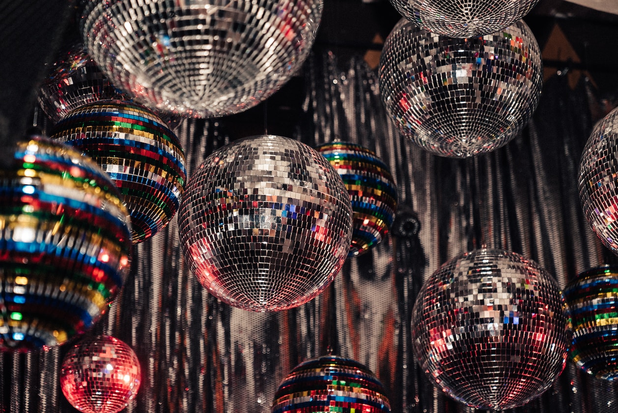 MAN CAN’T STOP THAI WIFE FROM WORKING IN DISCO SO HE GOES WORK IN DUCK JOINT