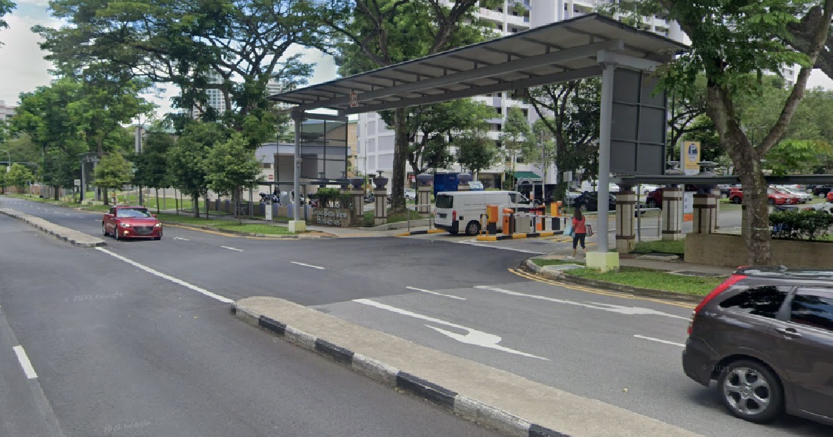 PRC MAN DROVE DANGEROUSLY @ AMK TO SCARE WIFE, CRASHED & ALMOST HIT POLICE OFFICE