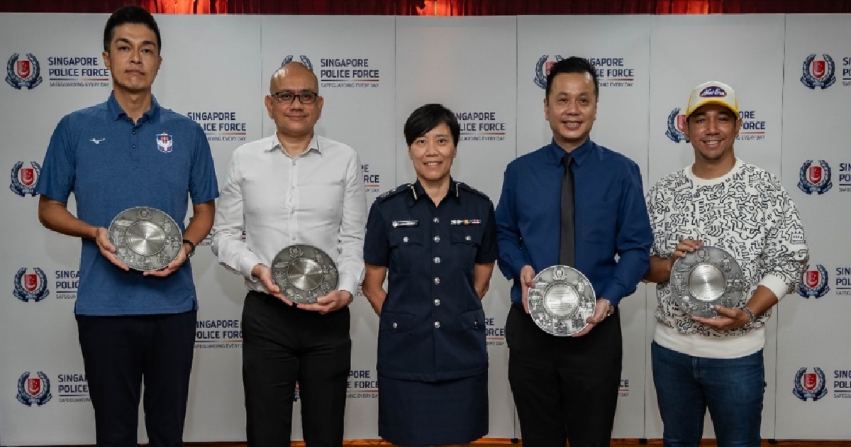 MAN CHASED AFTER CHIKOPEK TRYING TO TAKE UPSKIRT PHOTO OF GIRLS @ JEM, GETS AWARD