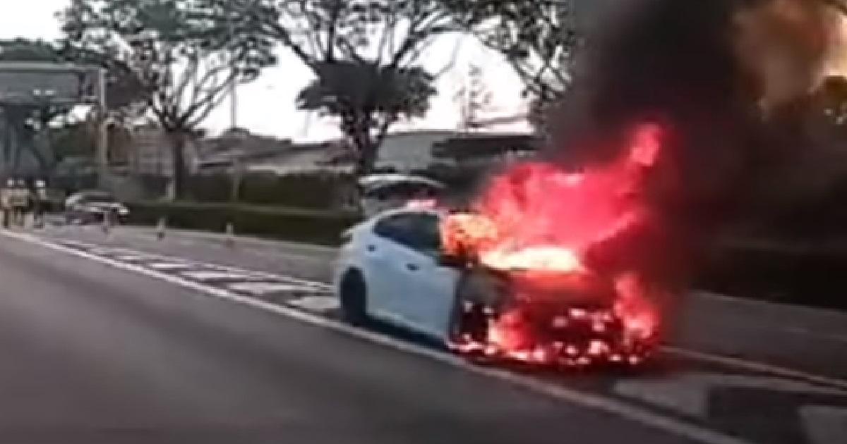 CAR BURSE INTO FLAMES ALONG KPE, BURNING IN THE MIDDLE OF THE ROAD