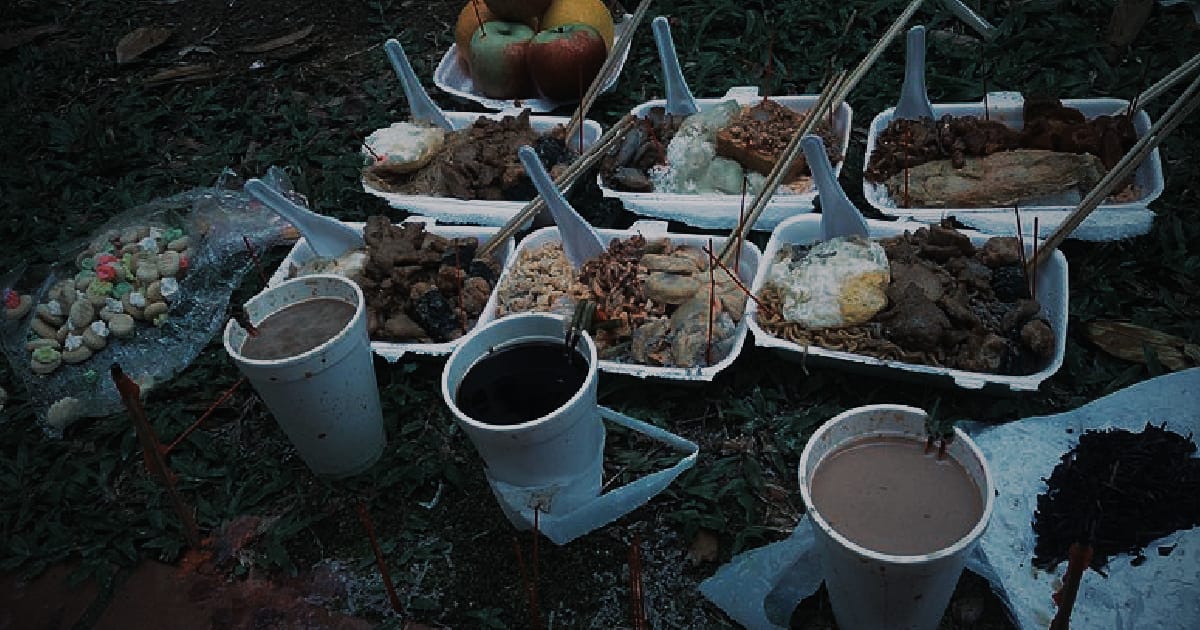 GIRL ACCIDENTALLY KICKED HUNGRY GHOST OFFERINGS, ANGRY SPIRIT FOLLOWED HER HOME