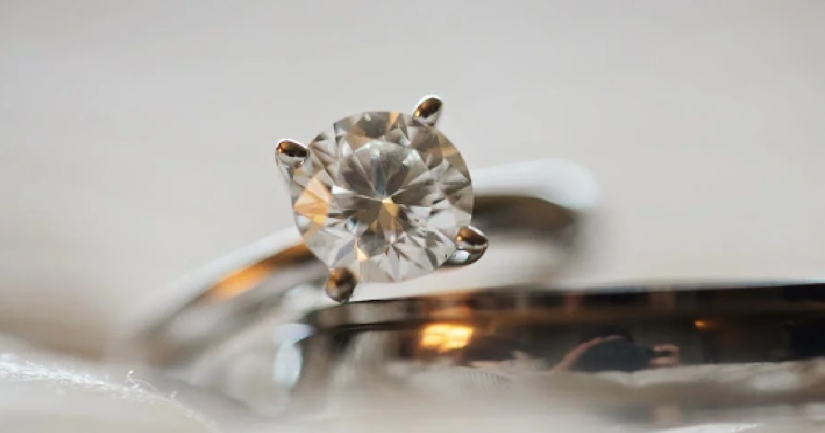 MAN BOUGHT 3-CARAT $30K RING FOR WIFE, SHE HAOLIAN THEN FIND OUT IT’S NOT REAL DIAMOND