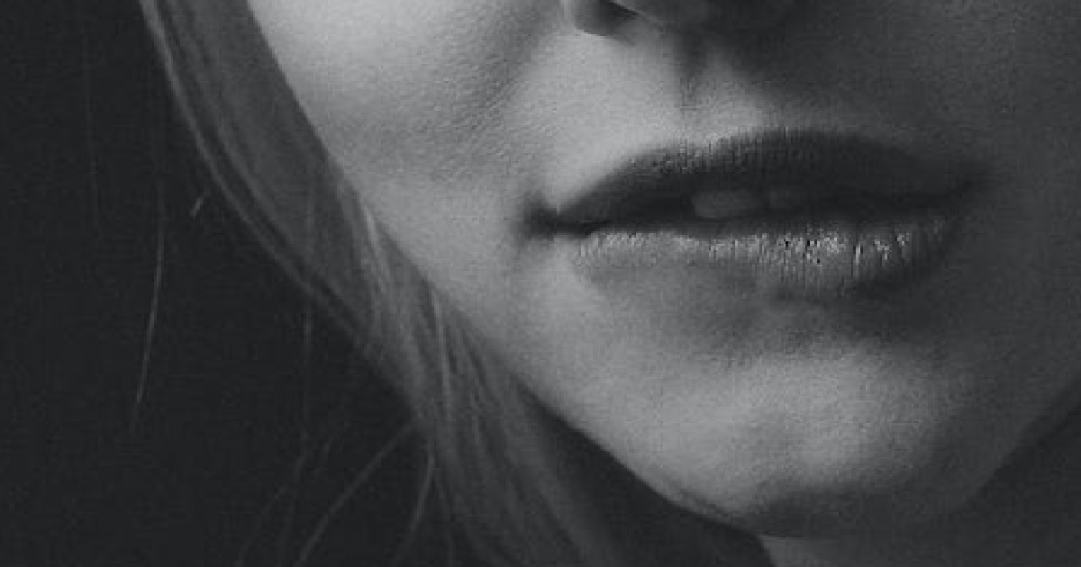 GIRL REALLY WANT TO PIAK PIAK WITH GUY SEATED BESIDE HER, SCARED HE CAN “SENSE” IT